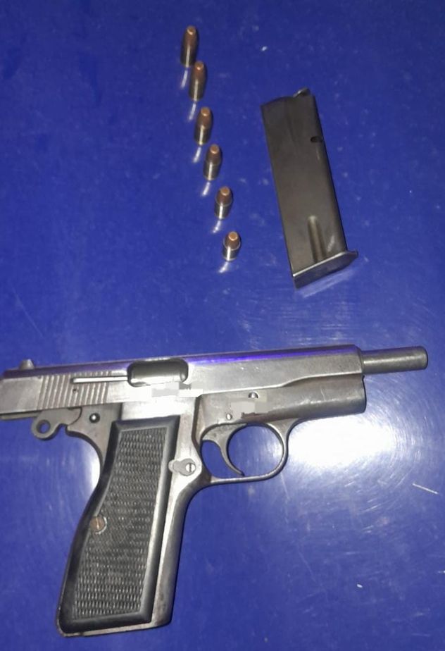 Córdoba. Un joven de 21 años y una adolescente de 16 fueron detenidos con un arma y 36 envoltorios de cocaína.