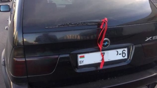 La cinta roja en la patente del auto es un amuleto popular que muchas personas utilizan como símbolo de protección durante los viajes.