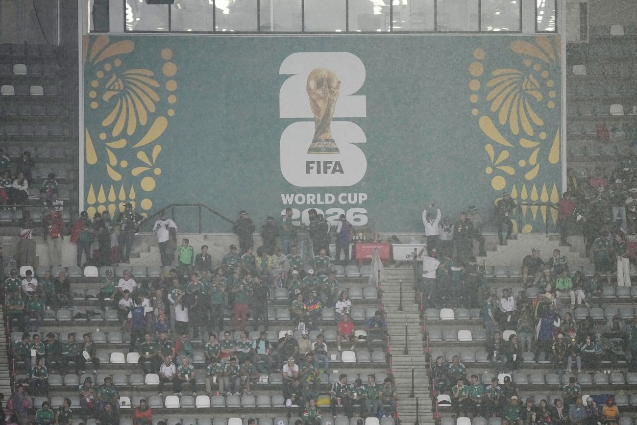 Por las lluvias, está demorado el inicio del partido entre México e Inglaterra por los octavos de final del Mundial. (AP)