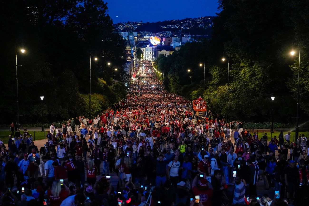 Las calles de la capital noruega, Oslo, colmadas en el festejo por la clasificación de la selección a los cuartos de final del Mundial. (AP)