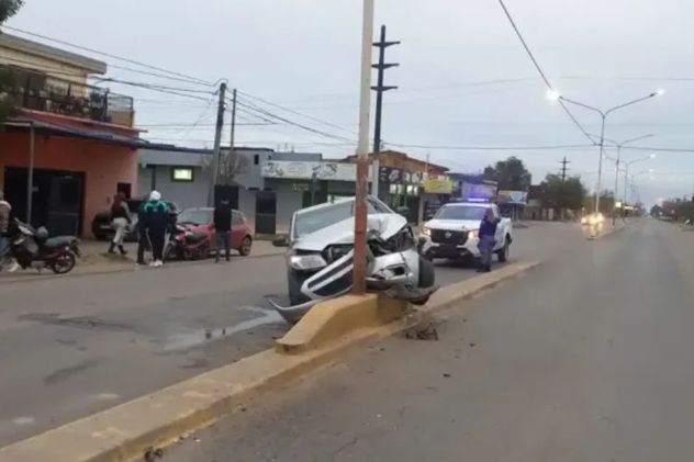 Un hombre de 26 años impactó su auto contra un poste de luz