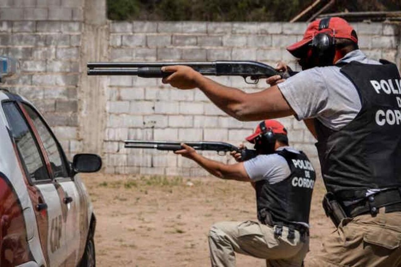 Práctica de tiro de policías en Córdoba.