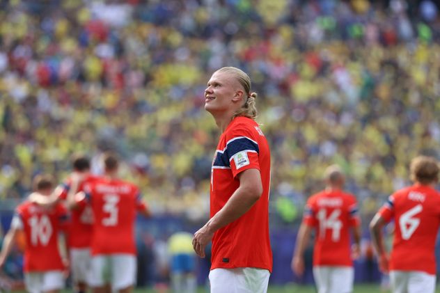 Erling Haaland anotó los dos goles que le dieron la clasificación a Noruega y despidieron a Brasil del Mundial. (AP)