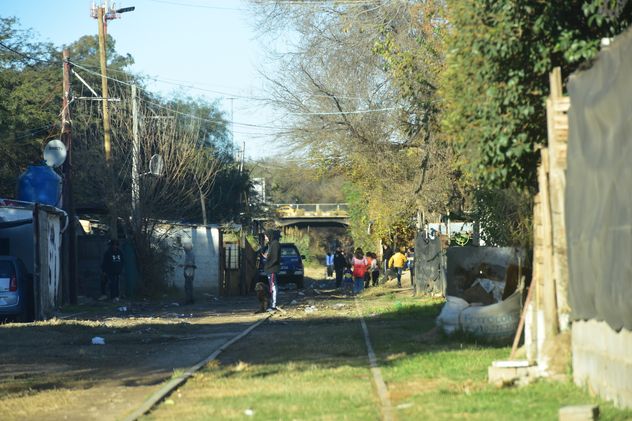 Pelea y crimen. Un móvil policial permanece frente a la vivienda donde fue todo en villa El Milagro, al este de Córdoba Capital