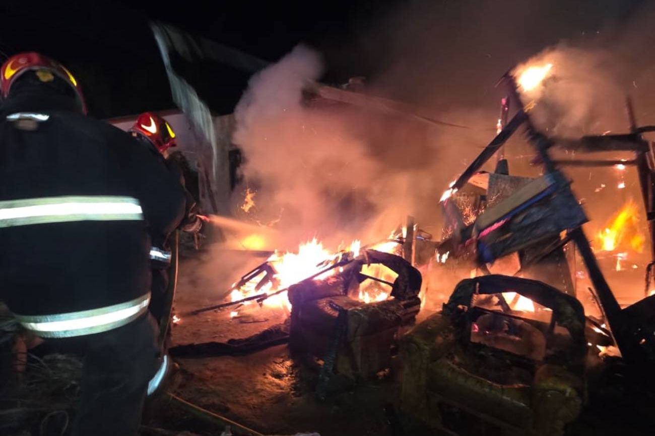 Impactante incendio en una vivienda de barrio Cabildo, en Córdoba capital, con pérdidas totales y una mujer que logró salvar su vida.