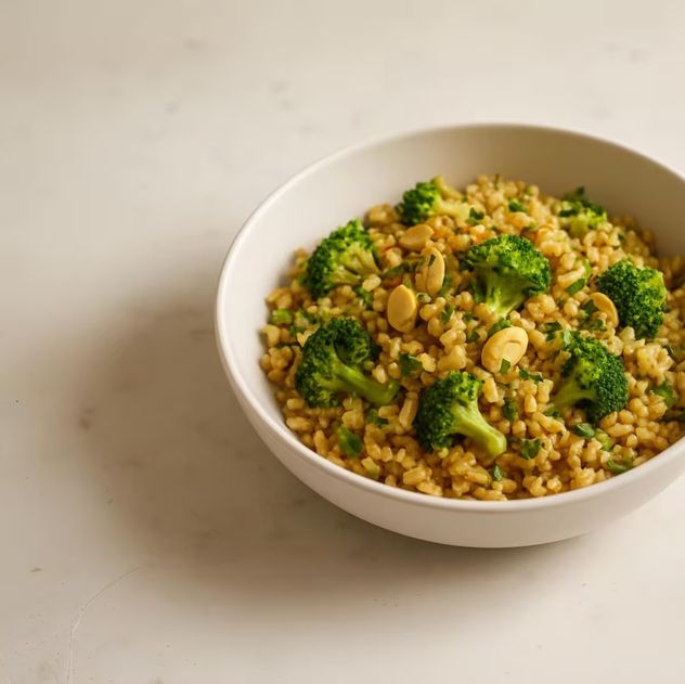 Ensalada tibia de arroz integral y brócoli: la receta saludable con huevo poché que es tendencia.