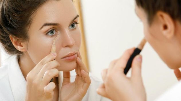 El corrector anaranjado ayuda a neutralizar los tonos azulados o violáceos de las ojeras antes de aplicar el corrector habitual.