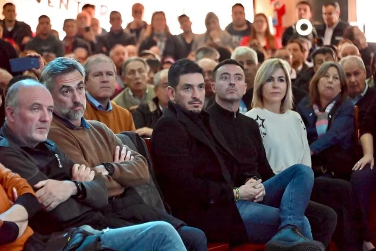 UCR: Sergio Piguillen, Ramón Mestre, Marcos Ferrer, Rodrigo De Loredo y Alejandra Ferrero en el congreso de Villa Giardino.