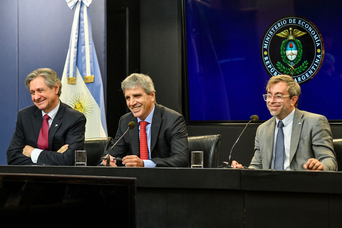 Luis Caputo (centro), Jos Luis Daza (a la derecha) y Federico Furiase explicaron el programa financiero.