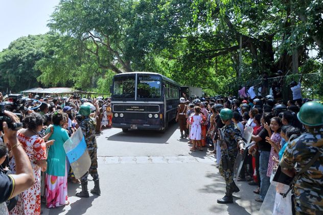 Una multitud espera a las afueras de la prisión donde ocurrió el motín que ya dejó al menos 26 muertos en Negombo, Sri Lanka.