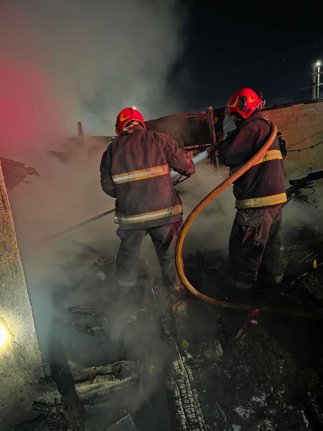 Impactante incendio en una vivienda de barrio Cabildo, en Córdoba capital, con pérdidas totales y una mujer que logró salvar su vida. 