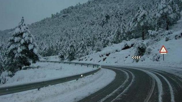 Reducir la velocidad y aumentar la distancia con otros vehículos son dos de las recomendaciones más importantes para conducir sobre nieve o hielo.