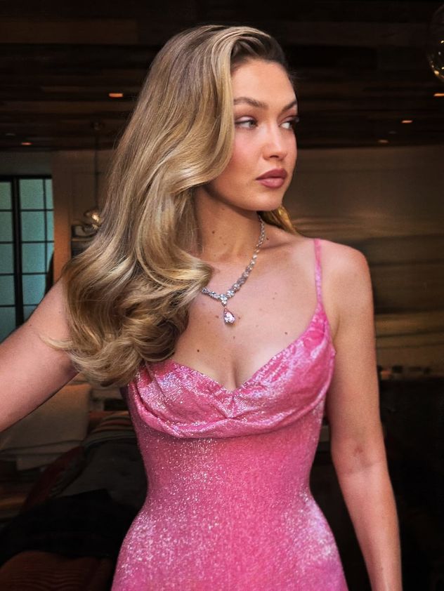 Gigi Hadid sorprendió con un look Barbiecore en la boda de Taylor Swift y Travis Kelce.