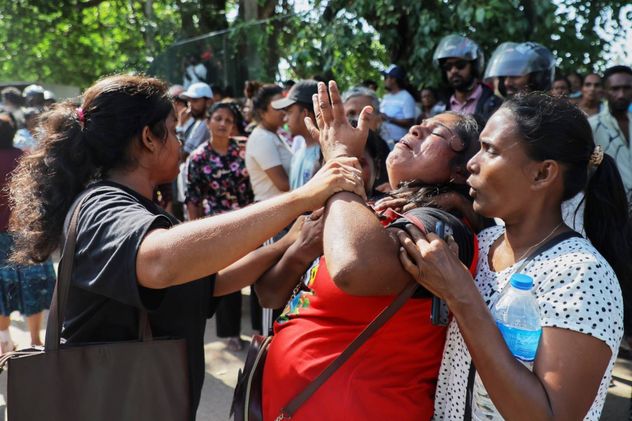 Una multitud espera a las afueras de la prisión donde ocurrió el motín que ya dejó al menos 26 muertos en Negombo, Sri Lanka.