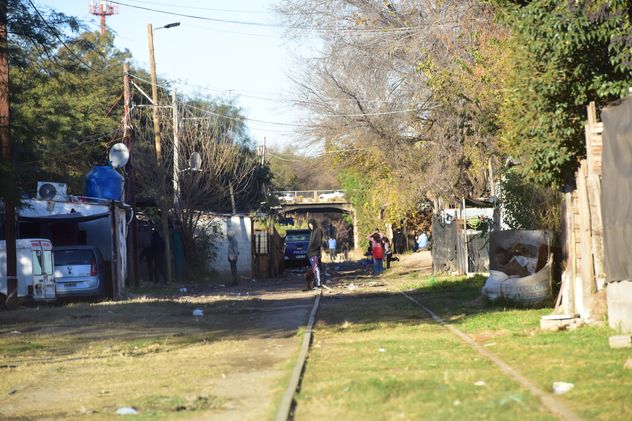 Pelea y crimen. Un móvil policial permanece frente a la vivienda donde fue todo en villa El Milagro, al este de Córdoba Capital
