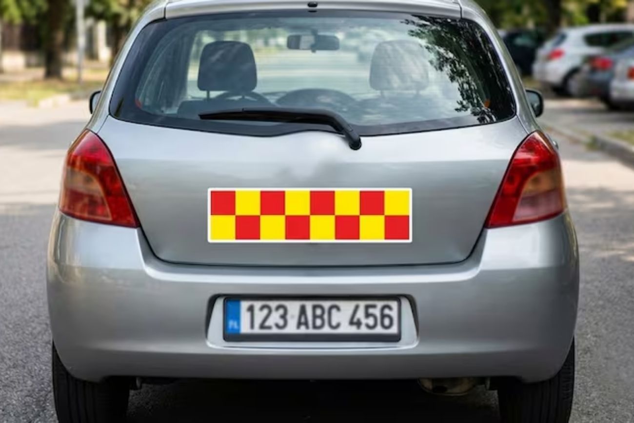 Qué significa la calcomanía roja y amarilla en los autos y por qué es importante conocerla.