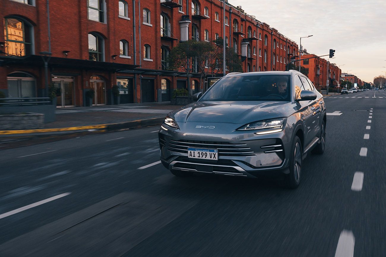 Cuenta con una potencia combinada de 238 CV  y 300 Nm de torque. Tiene baterías de 18.3 kWh. Según la marca, la autonomía es de 1.105 kilómetros, y en modo 100% eléctrico de 105 km.