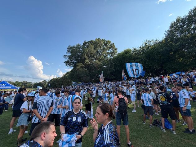 El banderazo de hinchas argentinos en Atlanta, un día antes del duelo con Egipto por los octavos de final del Mundial 2026.