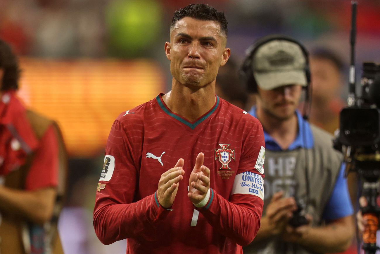 Llorando y tras seis Copas del Mundo, Cristiano Ronaldo deja el seleccionado de Portugal al perder con España en los octavos de final. (AP) 