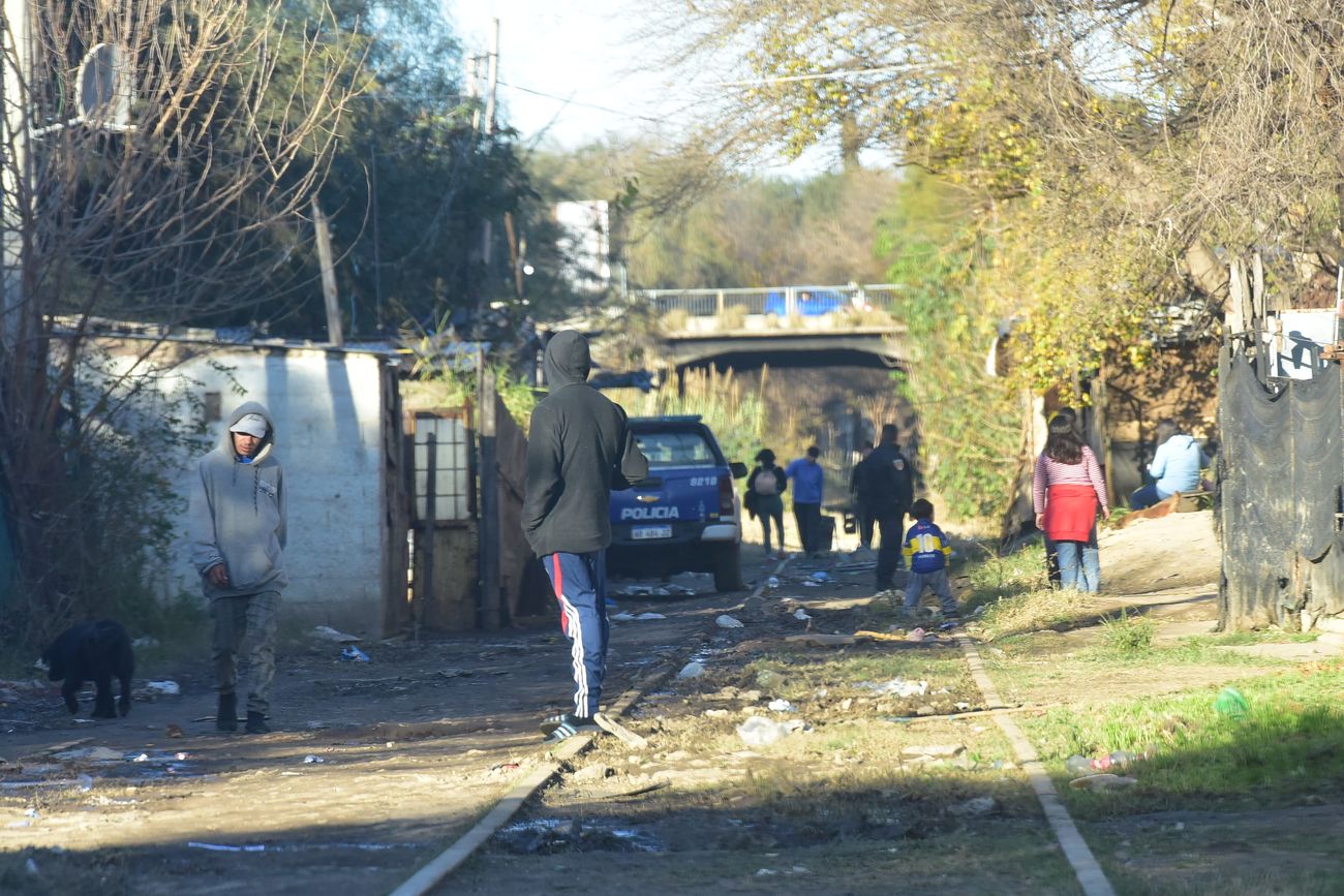 Pelea y crimen. Un móvil policial permanece frente a la vivienda donde fue todo en villa El Milagro, al este de Córdoba Capital