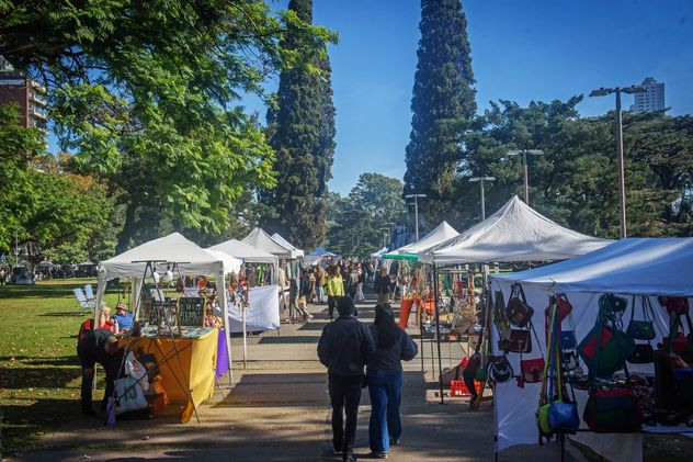 Las ferias de Rosario reúnen artesanías, diseño local, antigüedades y productos regionales en paseos ideales para recorrer durante las vacaciones.