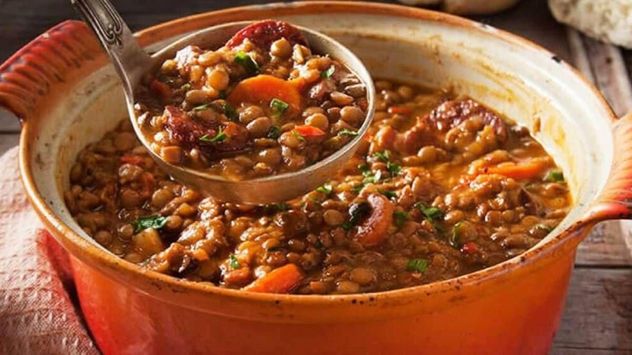 Agregar una pequeña cantidad de vinagre durante la cocción de las lentejas puede favorecer la absorción del hierro y potenciar el sabor de la preparación.
