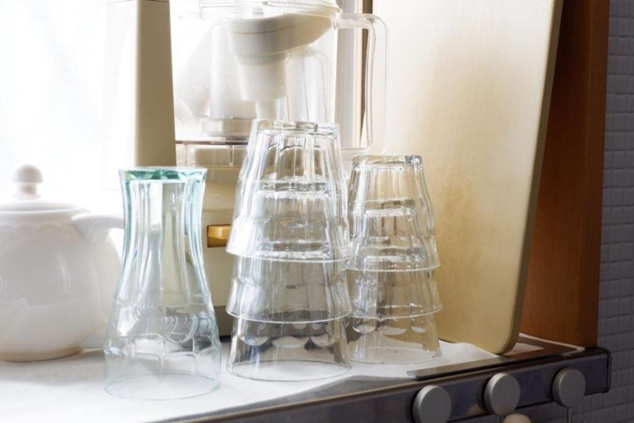 Colocar los vasos correctamente después del lavado ayuda a evitar la acumulación de humedad, las manchas y los malos olores.