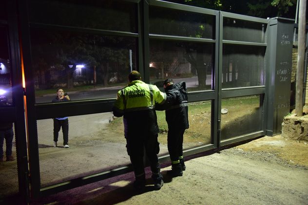 Personal de Seguridad Ciudadana tiene a cargo la apertura y cierre de los portones. (Javier Ferreyra / La Voz)