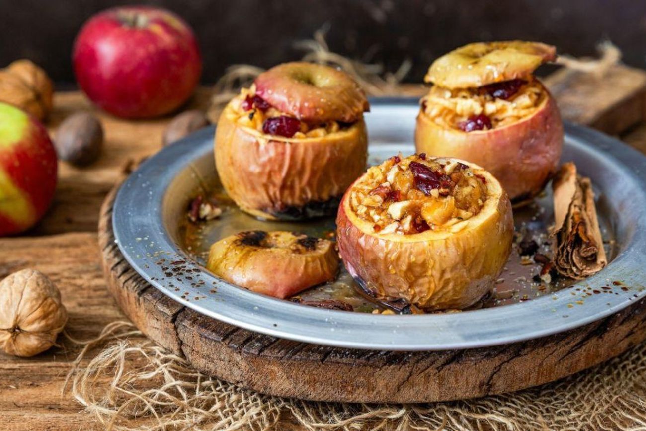 Las manzanas rellenas al horno combinan el dulzor natural de la fruta con la textura crocante de la avena y las nueces.