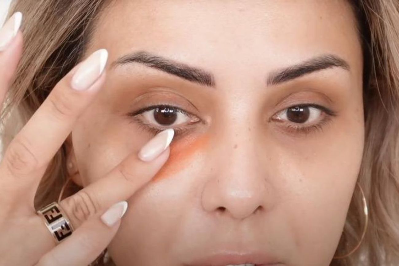 El corrector anaranjado ayuda a neutralizar los tonos azulados o violáceos de las ojeras antes de aplicar el corrector habitual.