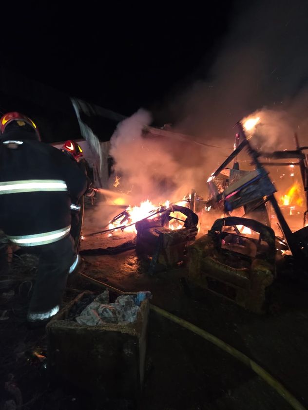 Impactante incendio en una vivienda de barrio Cabildo, en Córdoba capital, con pérdidas totales y una mujer que logró salvar su vida. 