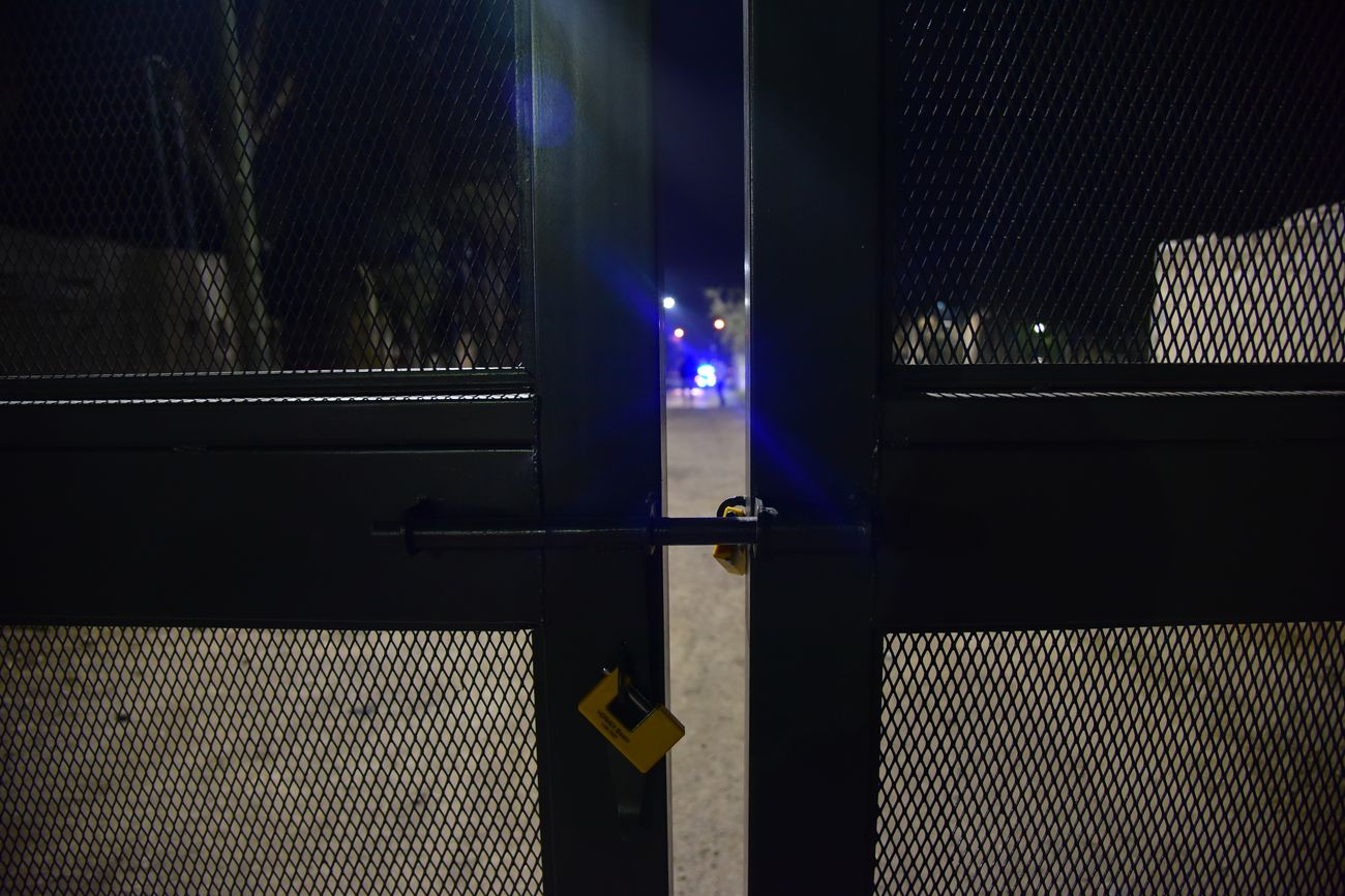 Villa Allende estrenó el cierre nocturno de calles con portones: cómo fue la primera prueba