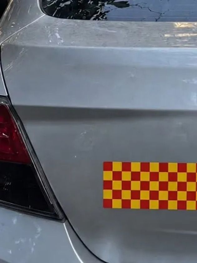 Qué significa la calcomanía roja y amarilla en los autos y por qué es importante conocerla.