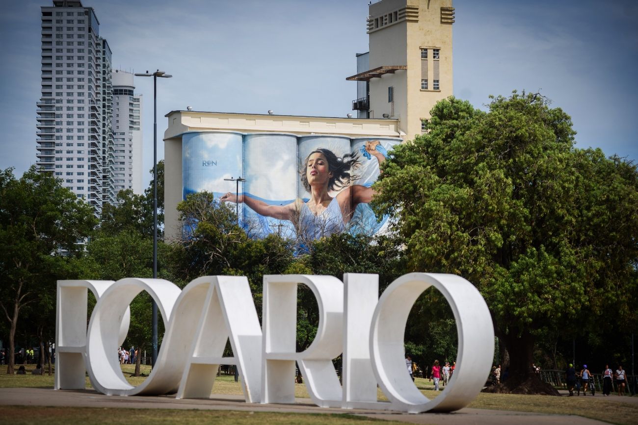 El mural Río Arriba, dirigido por Martín Ron, transforma la costanera rosarina con una impactante obra de arte urbano a gran escala.