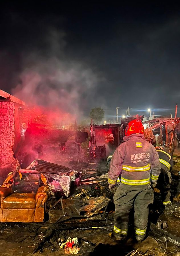 Impactante incendio en una vivienda de barrio Cabildo, en Córdoba capital, con pérdidas totales y una mujer que logró salvar su vida. 