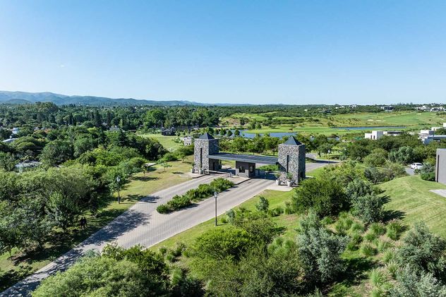 Estancia El Terrón: entorno natural en el corazón de Sierras Chicas, potenciado por una infraestructura deportiva de jerarquía internacional.