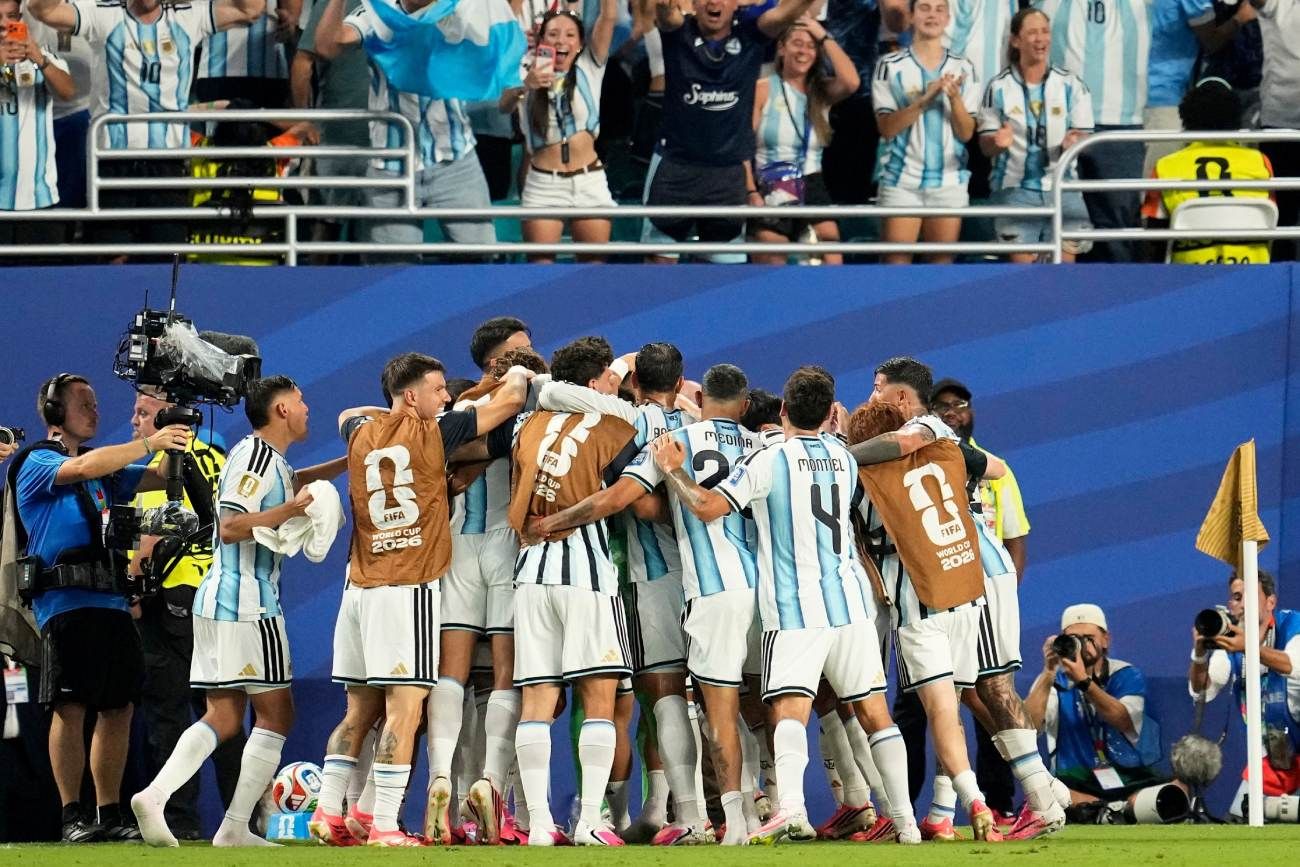 La Selección Argentina de Fútbol, durante la celebración del 3 a 2 frente a Cabo Verde. (AP)