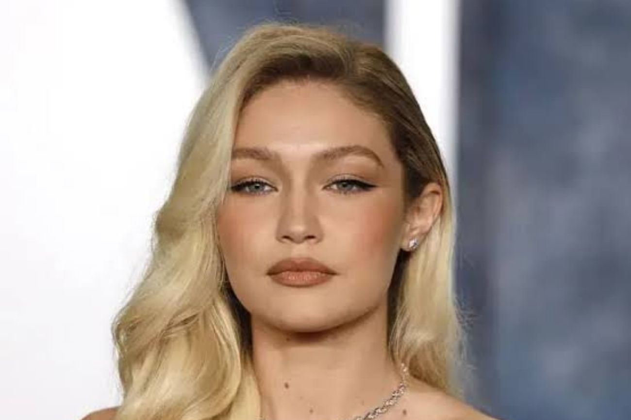 Gigi Hadid sorprendió con un look Barbiecore en la boda de Taylor Swift y Travis Kelce