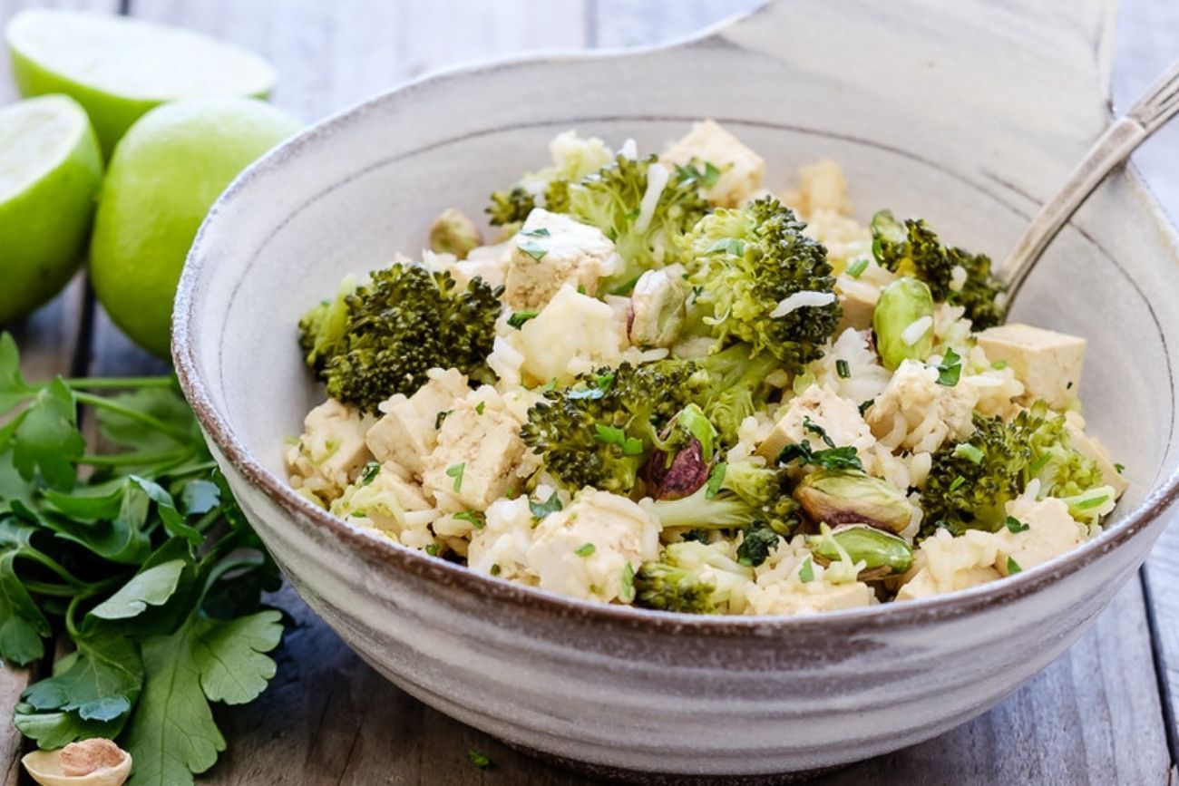 Ensalada tibia de arroz integral y brócoli: la receta saludable con huevo poché