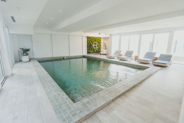 Piscina interior de Harmonie.