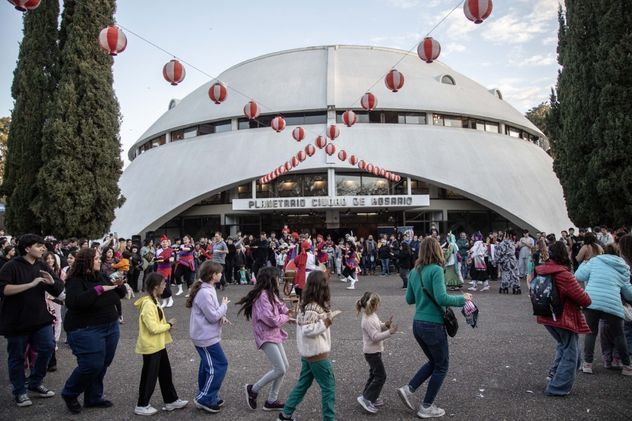 El Planetario del Complejo Astronómico Municipal acerca los misterios del universo a grandes y chicos mediante experiencias educativas e interactivas.