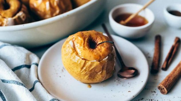 Las manzanas rellenas al horno combinan el dulzor natural de la fruta con la textura crocante de la avena y las nueces.