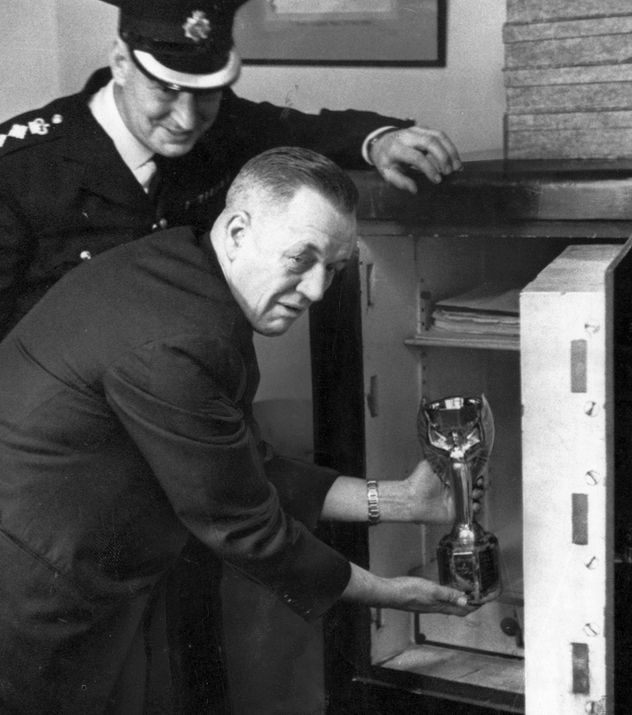 Pickles (2 de enero de 1962/1963 - 28 de diciembre de 1967) fue un célebre perro blanco y negro inglés, conocido por su papel en la recuperación del Trofeo Jules Rimet, que fue robado antes del inicio de la Copa Mundial de Fútbol de 1966 en Inglaterra.