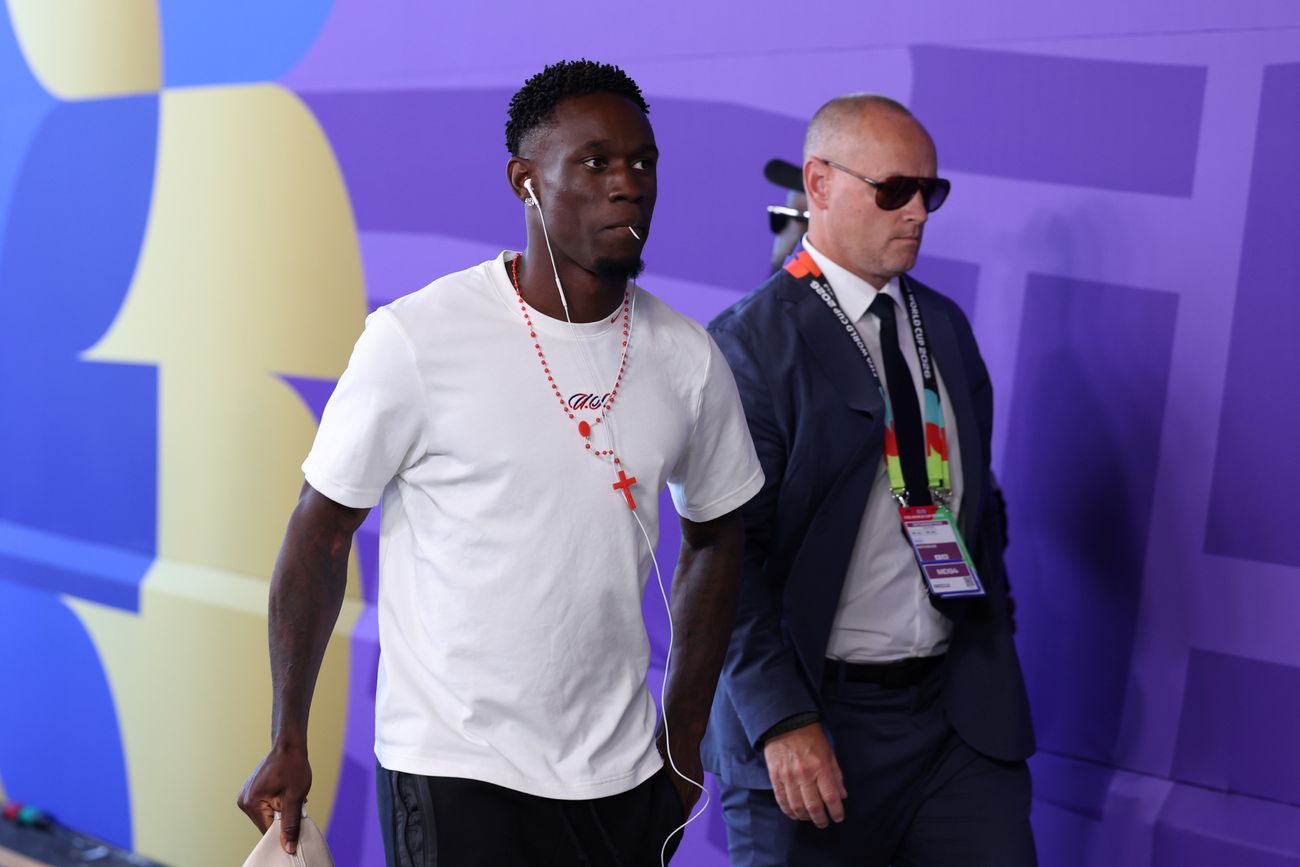 La llegada al estadio de Folarin Balogun, el delantero y goleador de Estados Unidos que será titular ante Bélgica en medio de la polémica de la Fifa. (AP) 