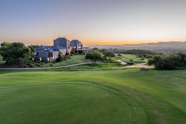 La Estancia El Terrón cuenta con una cancha de golf diseñada por Tom Weiskopf.