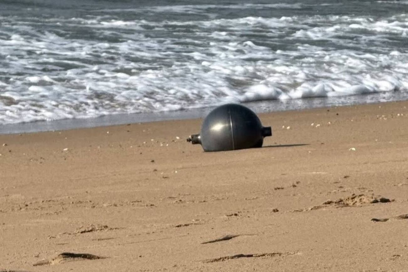Aparecieron misteriosas esferas gigantes que aparecieron en una playa de Australia