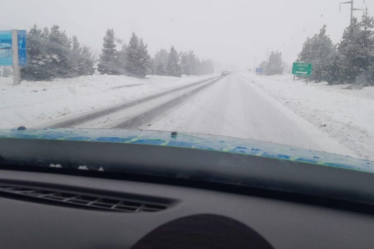 Reducir la velocidad y aumentar la distancia con otros vehículos son dos de las recomendaciones más importantes para conducir sobre nieve o hielo.
