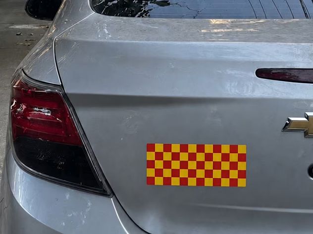 Qué significa la calcomanía roja y amarilla en los autos y por qué es importante conocerla.