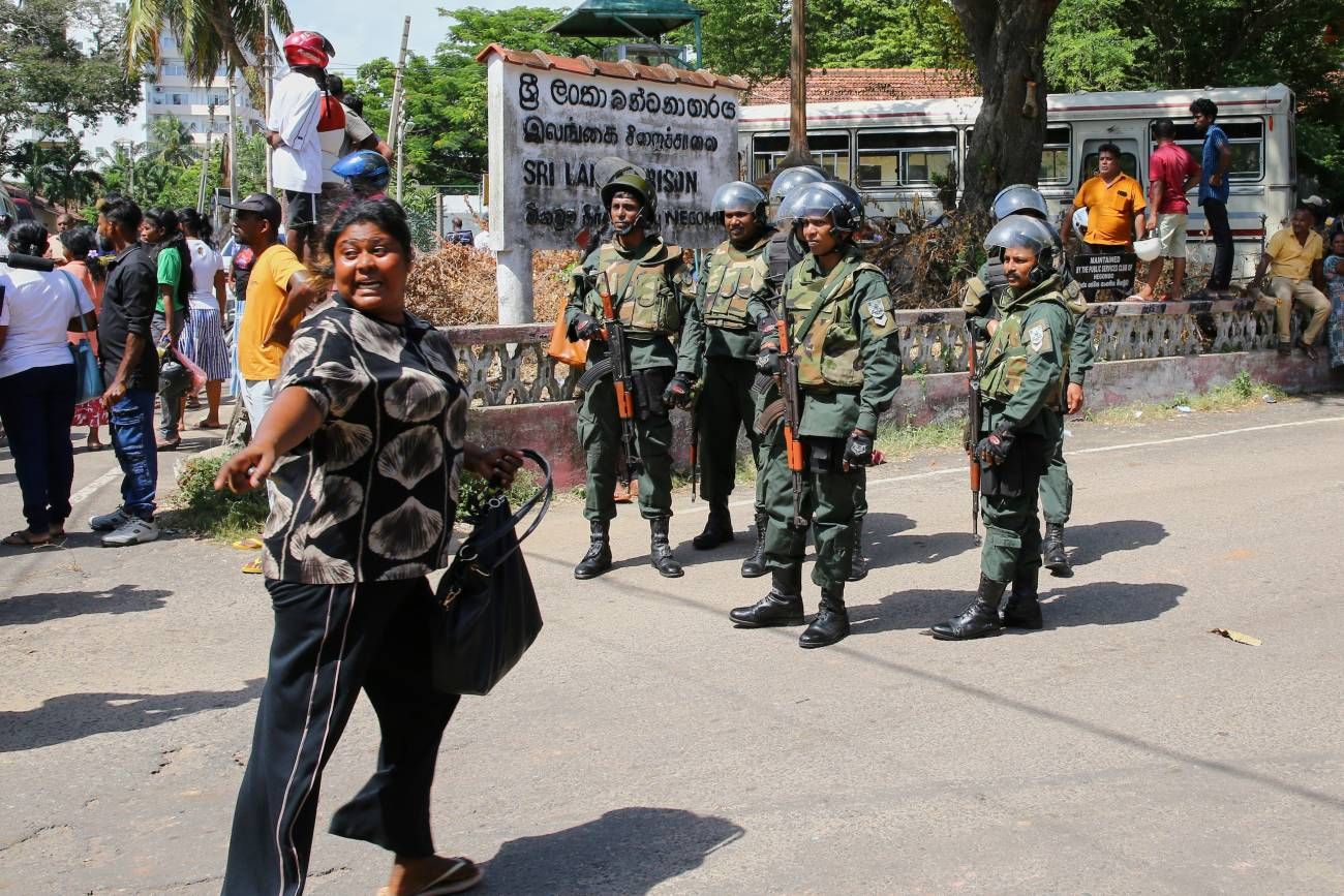 Una multitud espera a las afueras de la prisión donde ocurrió el motín que ya dejó al menos 26 muertos en Negombo, Sri Lanka. 