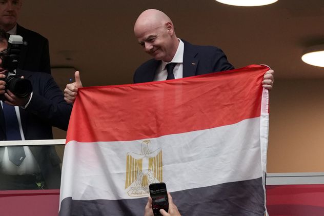 Infantino con la bandera de Egipto.